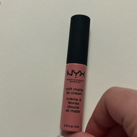 NYX soft matte lip cream shade Istanbul - Picture 1 of 3